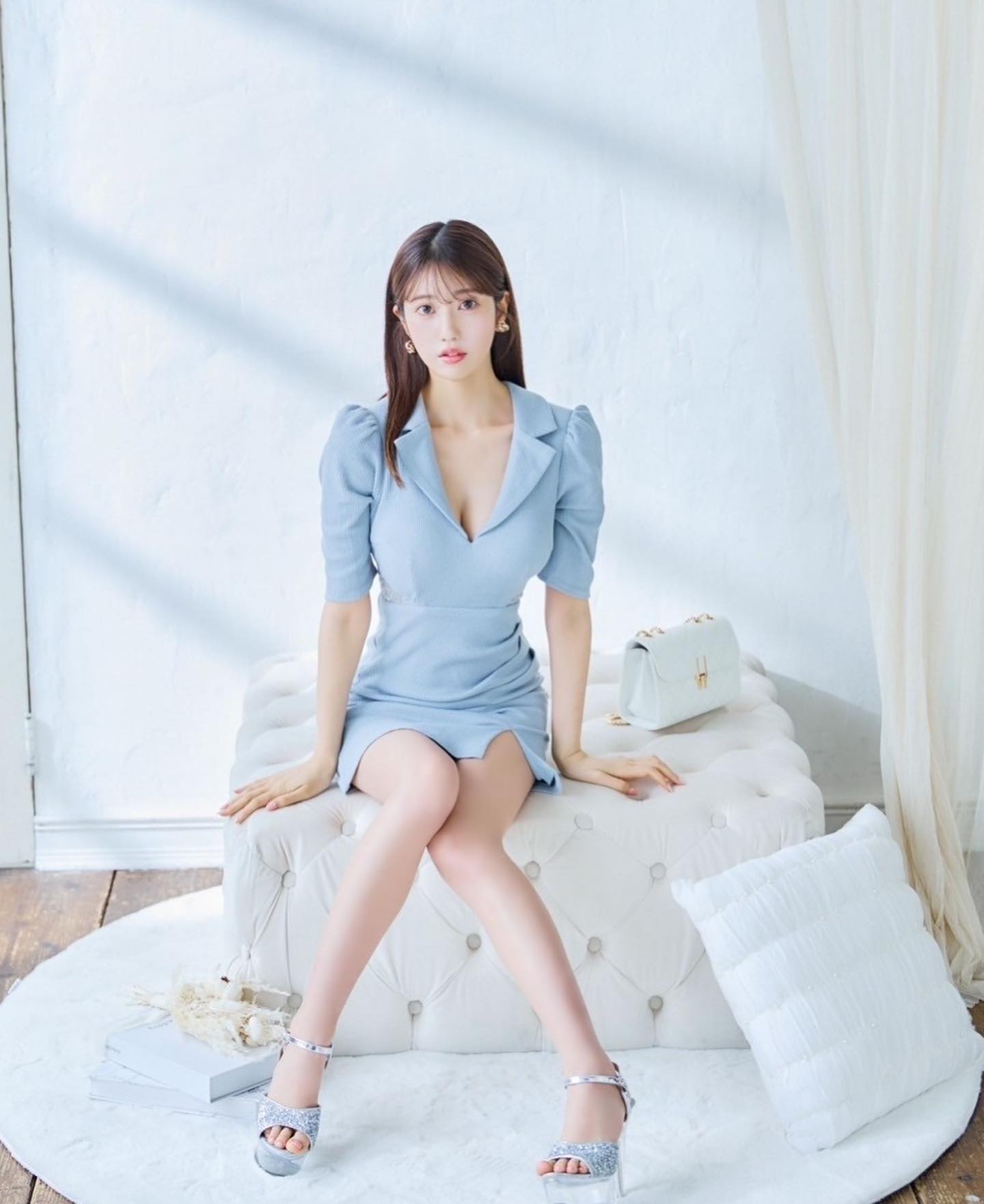 「めっちゃ可愛い」阿部なつき 2種類のミニワンピで抜群のスタイルを披露