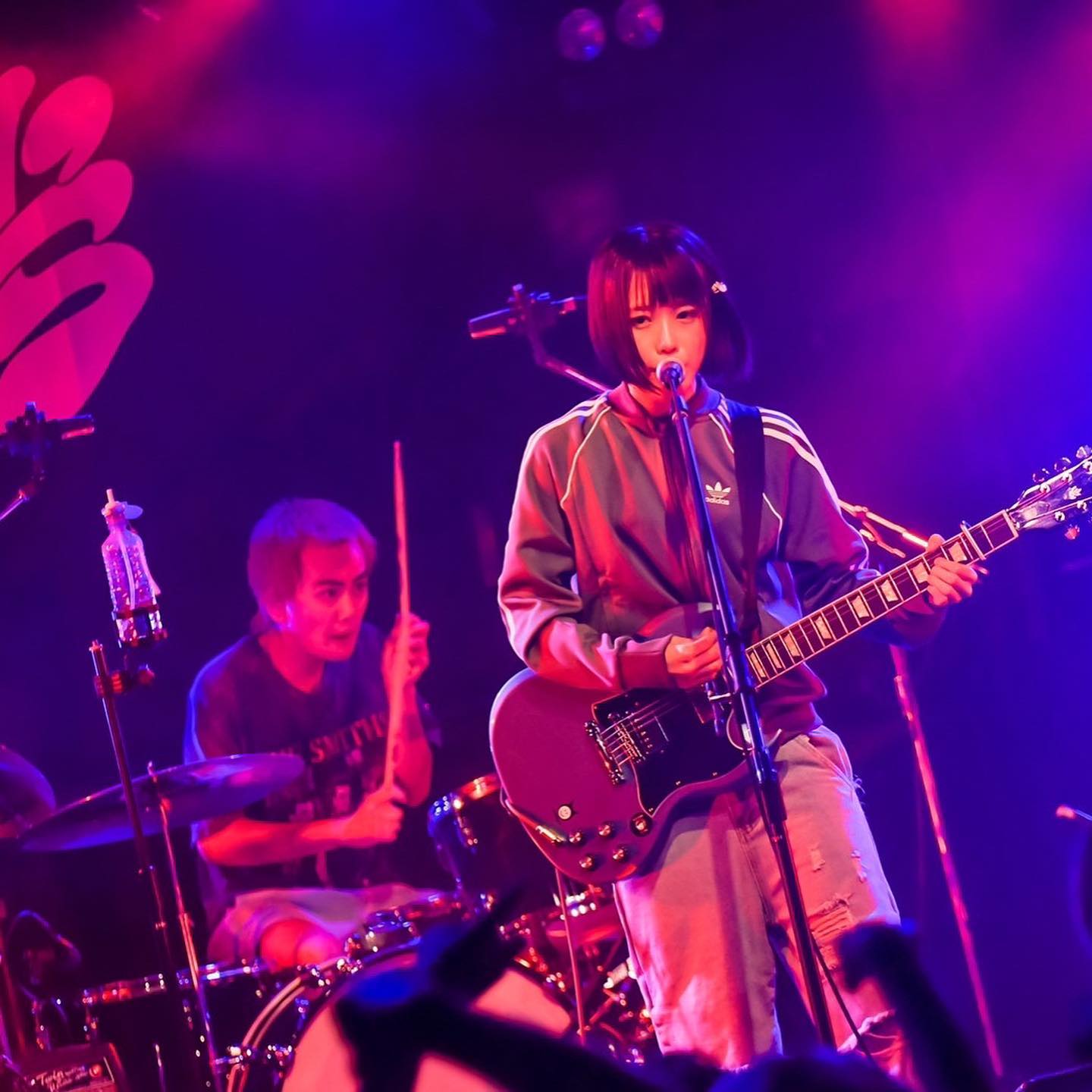 🎤あのちゃんがライブでのオフショットを公開📸「かっこよ。まじロックだ。」