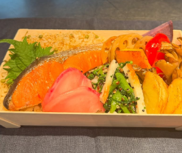 滝沢眞規子、彩り豊かな「玄米鮭弁当」を公開！「今日も美しいお弁当ですね」