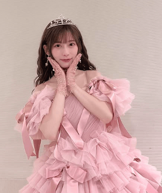 ピンクのドレスが似合いすぎる！東村芽依が卒業セレモニーのオフショットを公開！