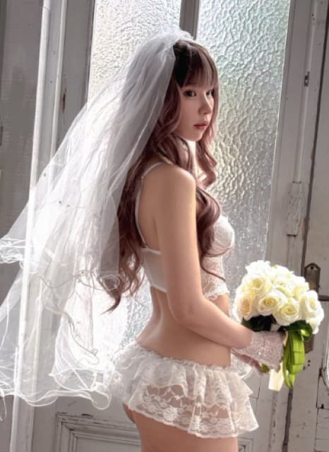 「美しすぎる」グラビアアイドル・えなこの花嫁ランジェリー姿にファン大興奮
