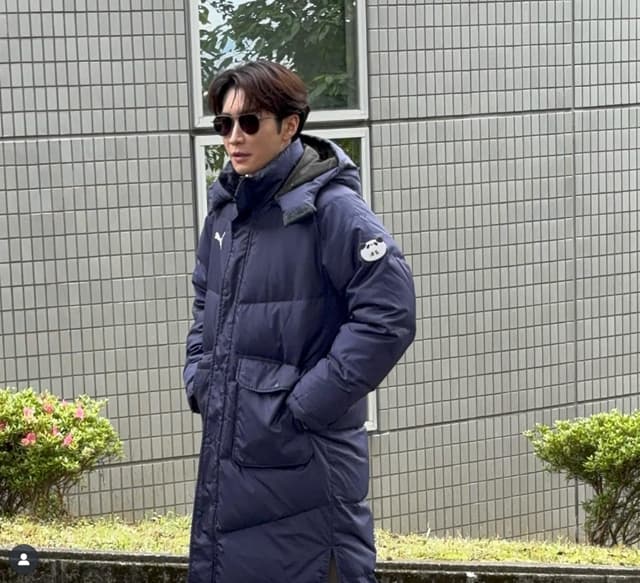 「可愛いまじで」渡辺翔太、グラサンとコートに幼稚園の名札を付けた姿を公開しファンがギャップ萌え