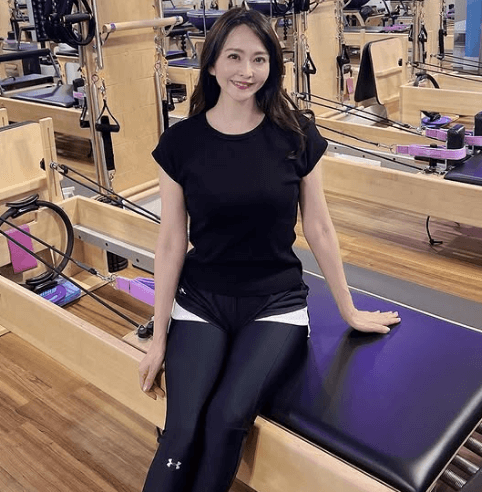 奇跡のアラフィフ美女、ファン待望の”美オーラMAX・ピラティスショット＆ムービー”を披露！「凄く綺麗です…」