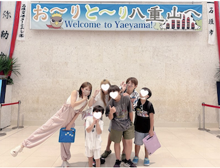 人気タレント 家族で沖縄旅行も台風直撃⁈美男美女家族ショットを公開