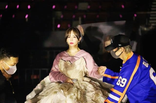 「ドレス、何キロくらいあるのかな」浜崎あゆみ、アジアツアーリハーサルで見せた斬新なドレスと美しい横顔が話題！