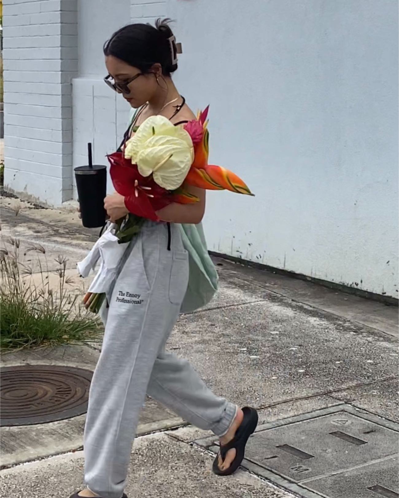 「ほんとにタイプすぎる件」サングラスをかけて歩く有名スポーツ選手の正体とは…？🕶✨