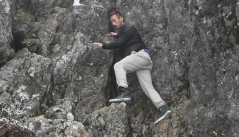 「命綱なしのガチ登攀」中田英寿、修験道の聖地で崖を登る姿にファン騒然！