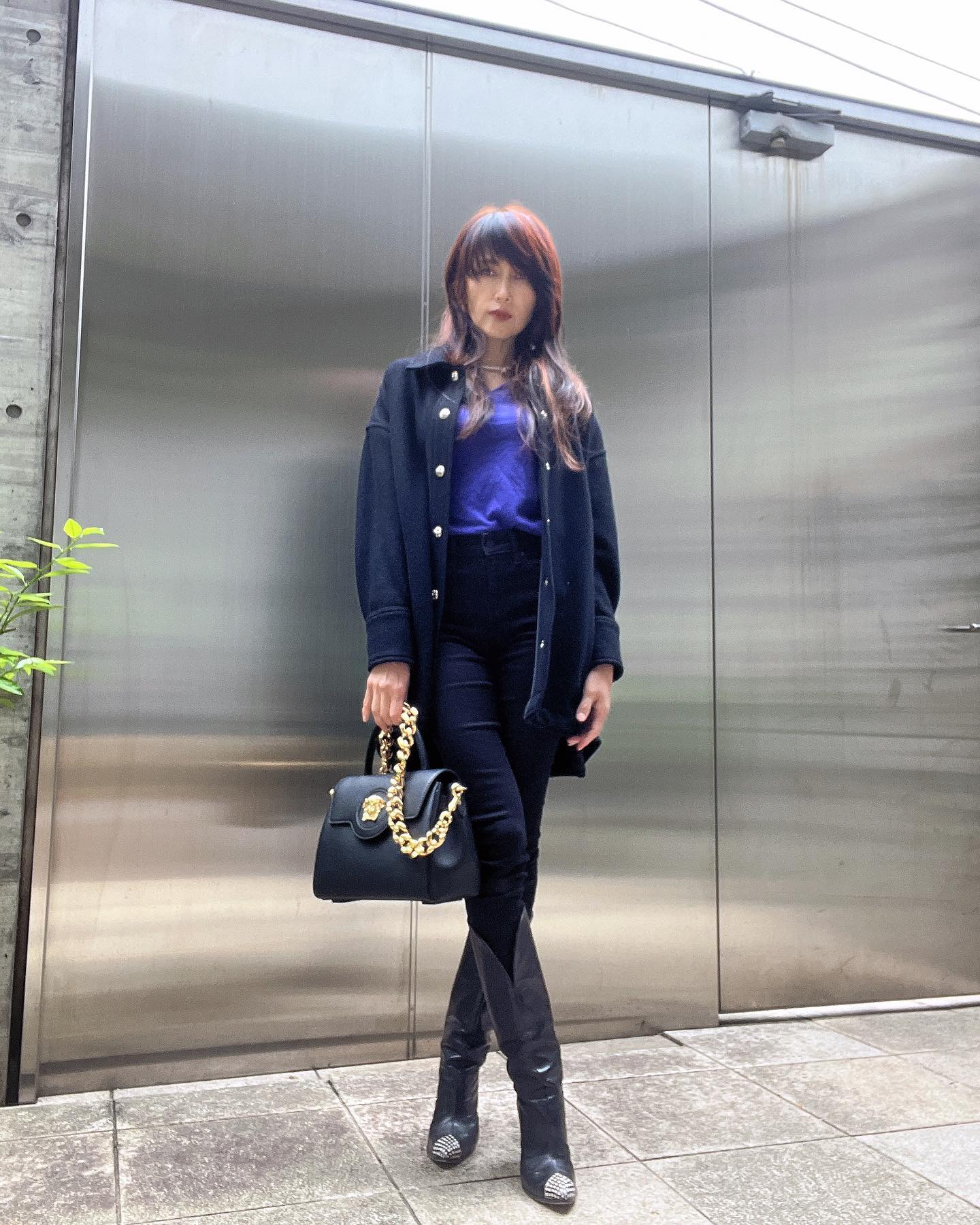 「キまってる」工藤静香さんのカッコ良すぎるブラックコーデに絶賛の声