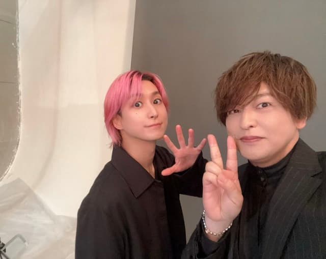 声優・緑川光が朗読劇で共演する佐久間大介との再会ショットを投稿！ファン「お2人ともビジュ最高すぎます」