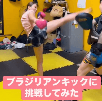 「ヘタジリアンキック！」美女キックボクサー、ブラジリアンキックに挑戦！破壊力ありそうとファンを圧倒「うまーい、すごいですよ」