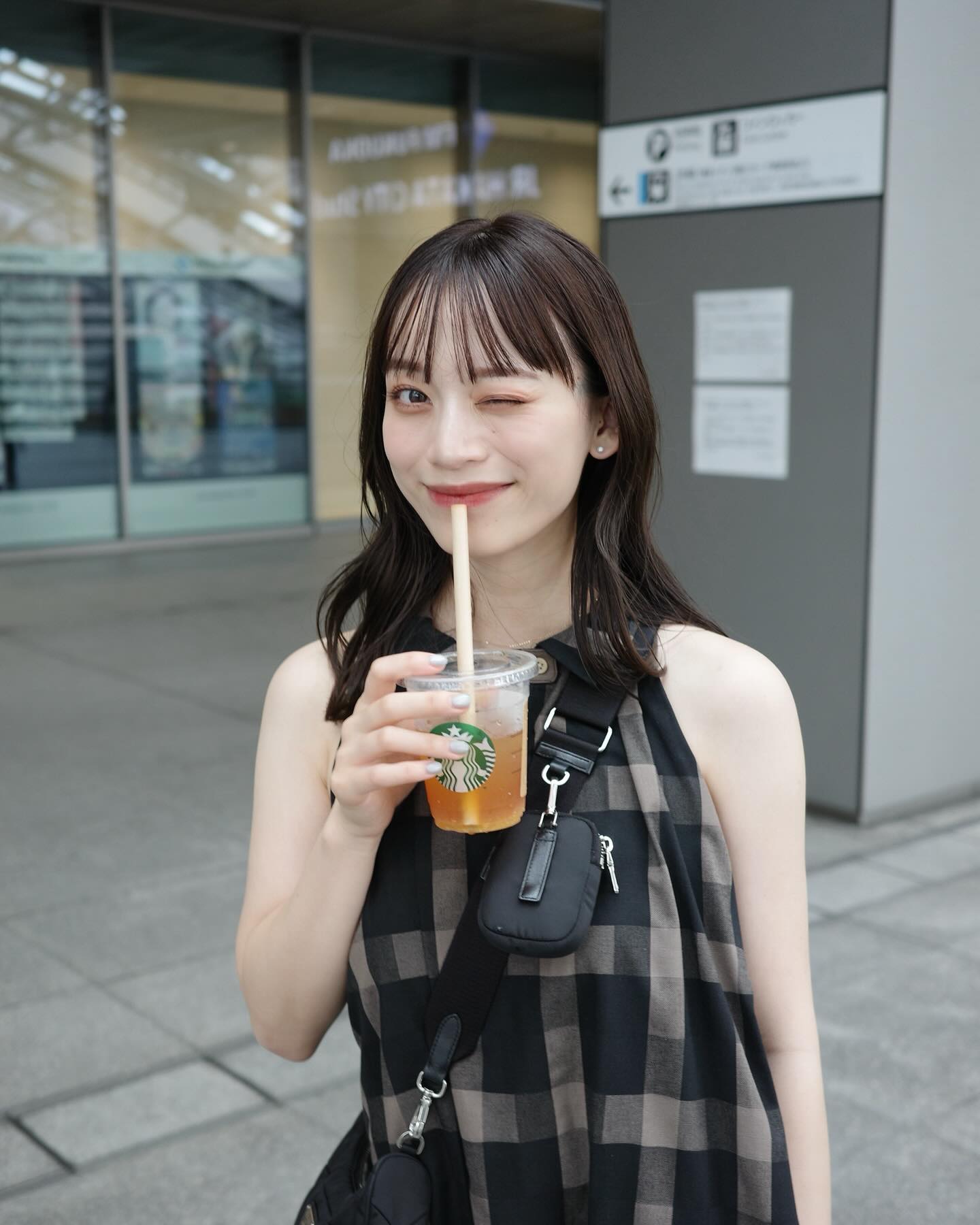 サッカー日本代表の妻がチェック柄のワンピース披露に「今日も安定にかわいい！」