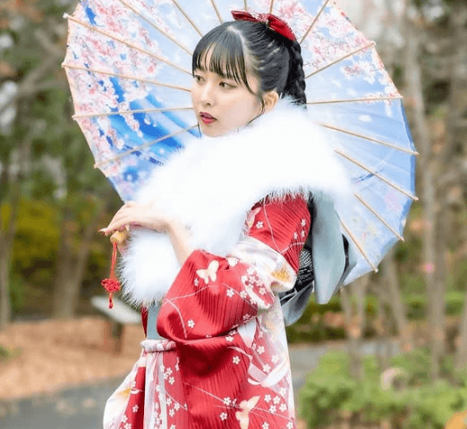 「晴着…どうですか？」レモン色の人気ラウンドガール、猫娘風と”やや恥じらう・和傘持ちショット”にファンの心「ポッ」