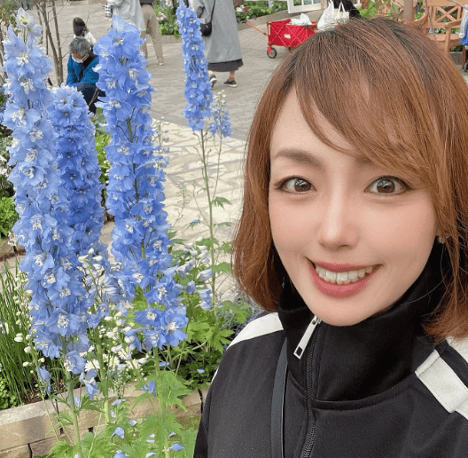 「花も本人も綺麗」トライアスロン美女、花が咲き誇る”百花繚乱・美ショット