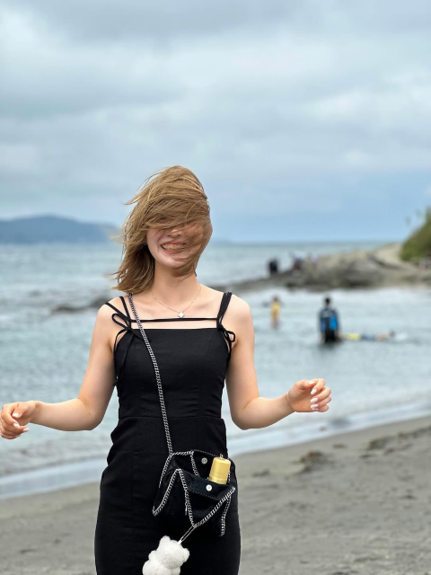 暴風の中でもニコニコスマイル！美女プロゴルファー、美肌あらわノースリワンピのお茶目ショットが可愛すぎると話題に