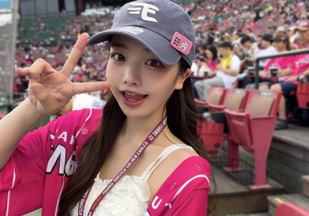 「可愛いよぉ!!」野球美女子、大のお気に入り・ピンクユニフォームショットを披露! 楽天イーグルスファン歓喜