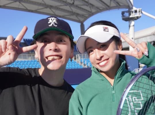 園田彩乃、あの人気アーティストが驚きの初テニス体験！『初めてとは思えない上達ぶり』