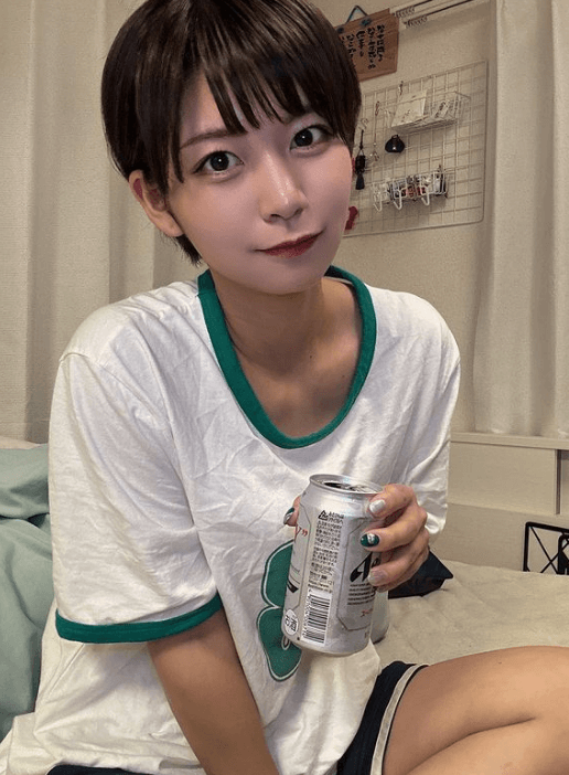 「ショート似合いすぎ」道産子グラドル・小坂田純奈、宅飲みラフ・スタイルの可愛さにファン陶酔！