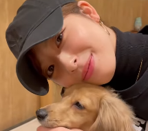 テレ朝 田原萌々アナ、いぬカフェでダックスフンドに癒される日