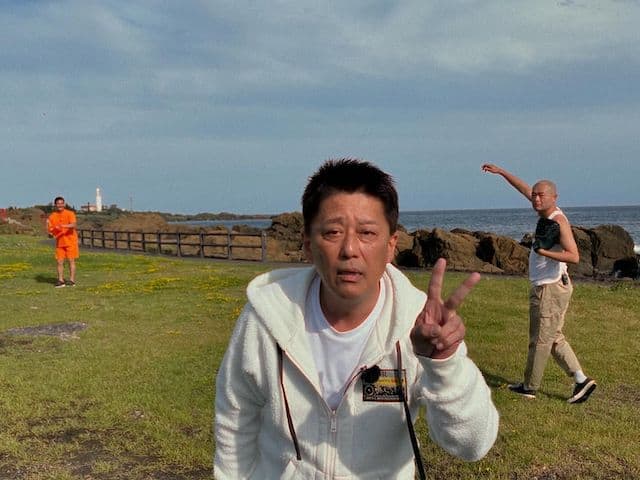 海辺でティモンディ高岸とキャッチボールを楽しんだあばれる君 写真に写り込んだ人物とは