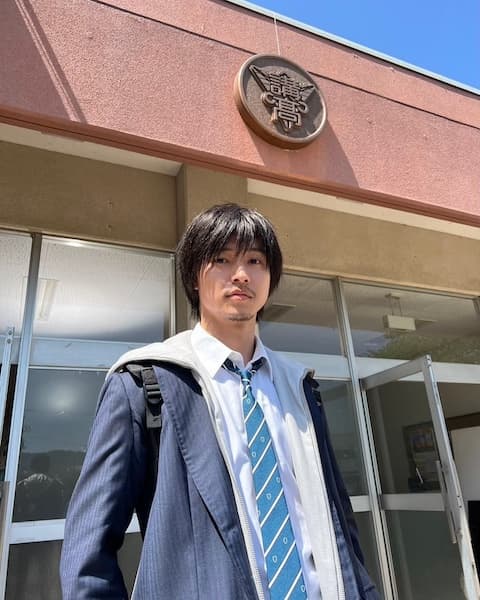 山﨑賢人 「アンダーニンジャ」主人公・雲隠九郎のトレードマークであるパーカー制服姿を公開！