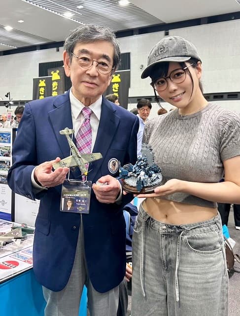 東雲うみが静岡ホビーショーへ！俳優・石坂浩二らとの交流ショットを公開