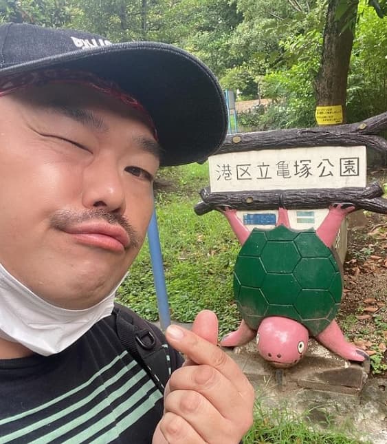 雨の中でかめさんとクロちゃんの友情ストーリーが始まる！？