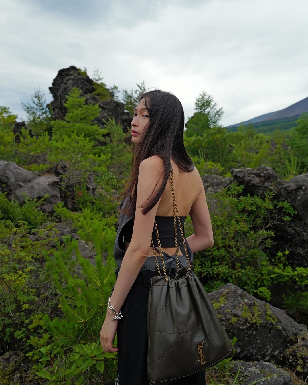 大政絢、背中がパックリ開いた大胆コーデにファン思わず「背中で見惚れる」