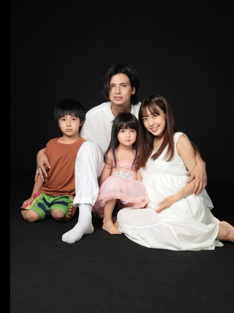 「ほんと素敵なファミリー」第3子妊娠中の川崎希、夫・アレク＆娘＆息子と素敵すぎるマタニティフォト公開！