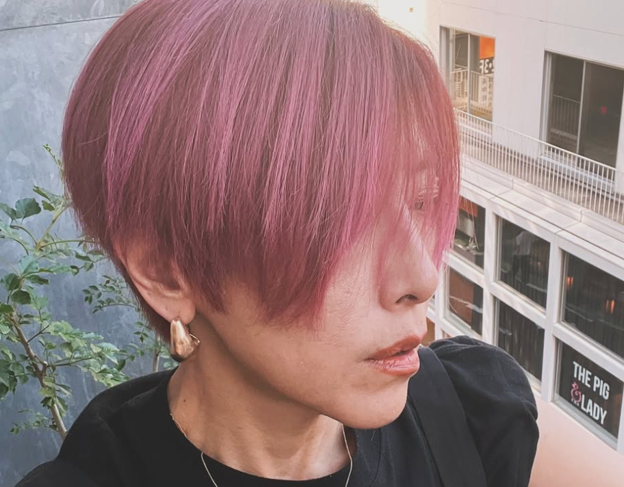 「パッと見メンズ風」TRF・YU‑KI、ピンクショートで大胆イメチェン＆ヘアケア披露