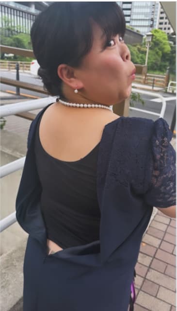 女芸人の美背中⁈ドレスにツッコミ続々