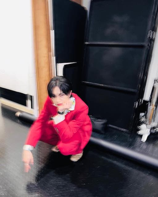 中島健人が真っ赤なスーツを着こなしたカッコ良すぎる姿が話題に🌹❤️