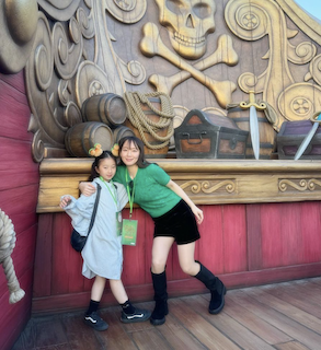 ”あの”美人女優に娘が?!最新ショットに驚きの声??ディズニー満喫のデートショット公開