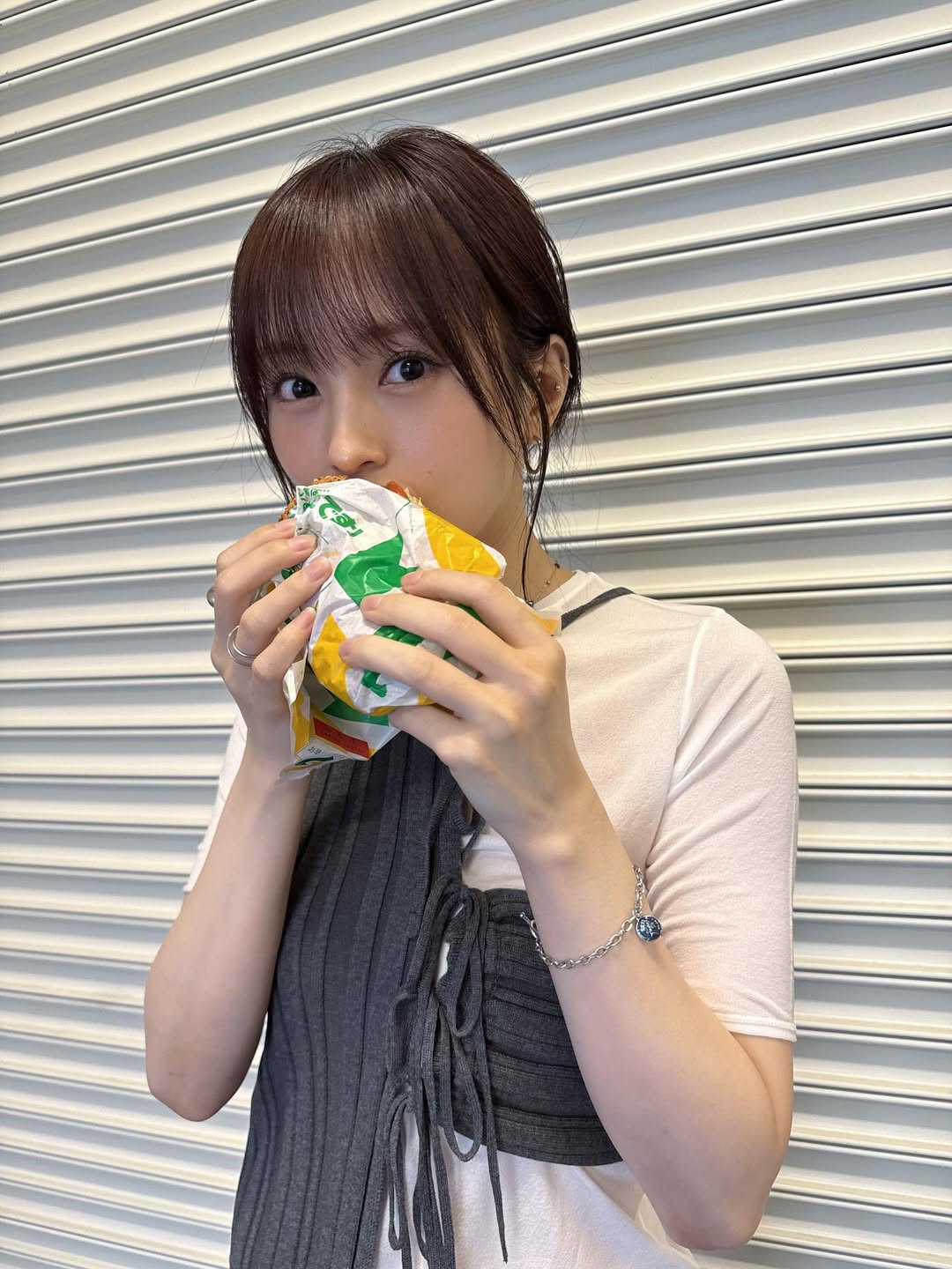 元国民的アイドル、暑くても食欲は増える一方？！もぐもぐショットにファンから反響！