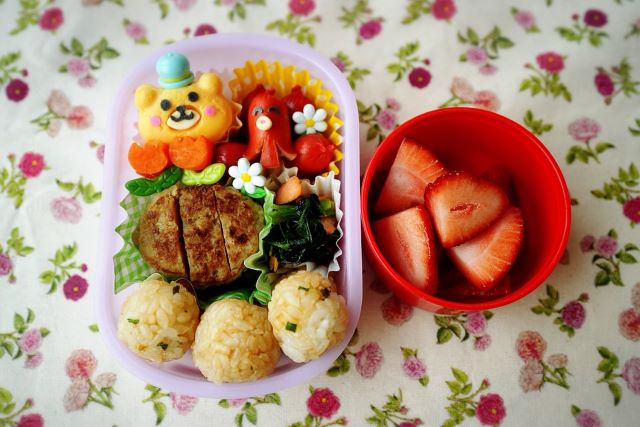 柳原可奈子、小さな帽子のくまさん弁当を手作り。連休前に愛情たっぷりの一品で笑顔あふれる朝