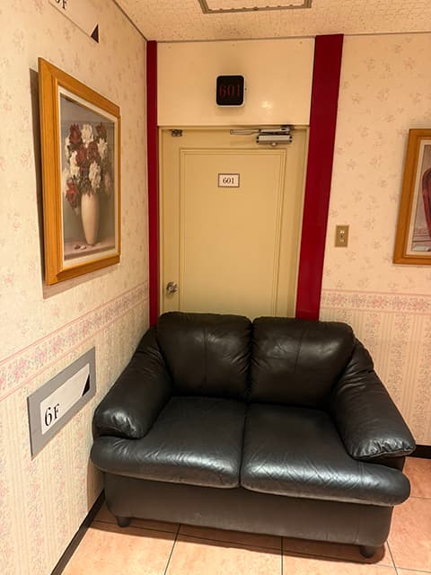 漫画家・村田らむ「開かずの部屋かしらん」ドアの前に塞ぐように置かれた謎すぎる”〇〇”を激写！