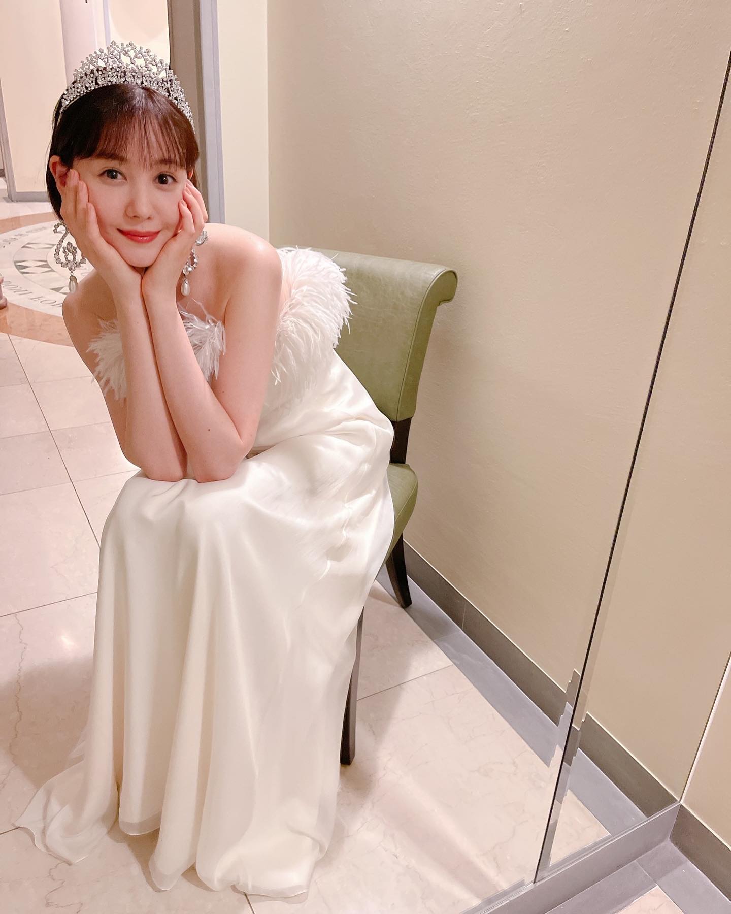 デヴィ夫人がティアラを贈呈✨👑トリンドル玲奈さんが美しすぎるドレス姿を披露🤍👗