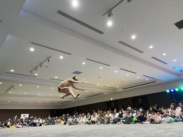1ヶ月前に骨折の人気お笑い芸人 衝撃の特大ジャンプショットに驚愕の声…「あまり無理はしないで」「驚異的回復力！」