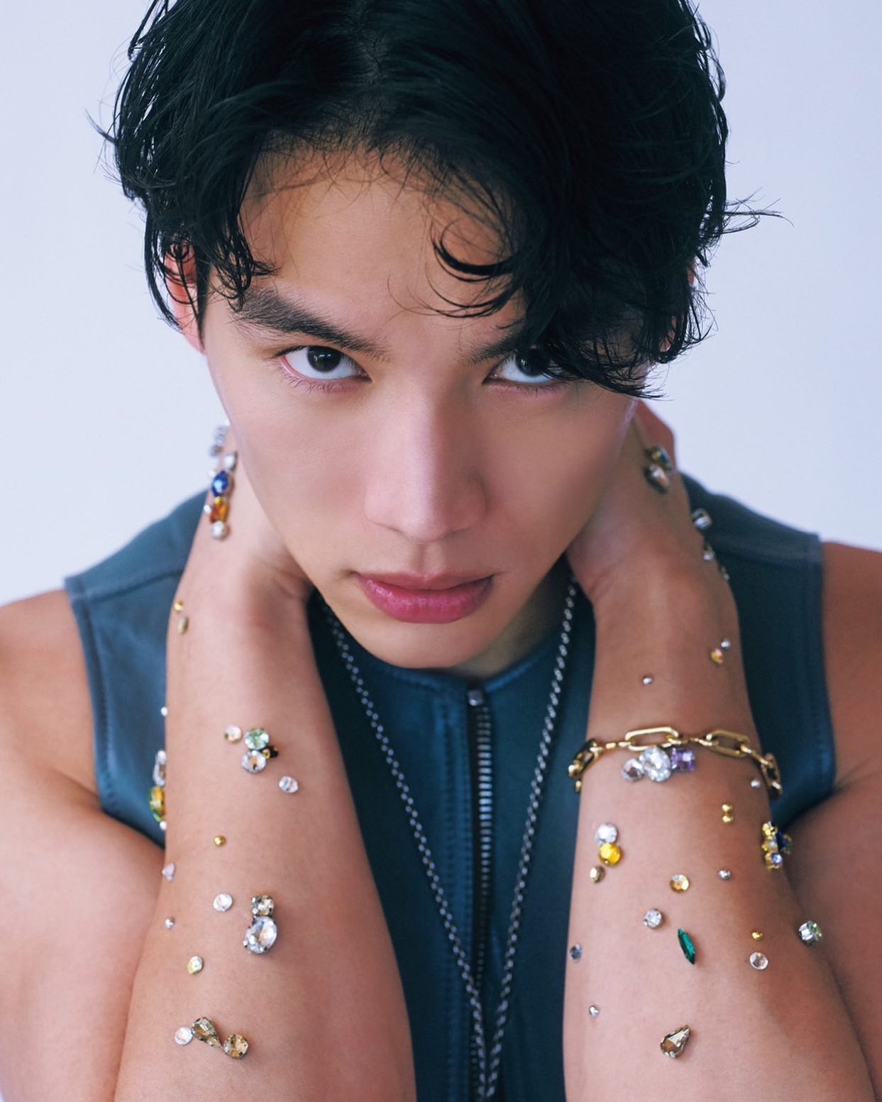 📸「みんなのお好みはどの写真かな？」福士蒼汰、妖艶漂う写真をアップ👀