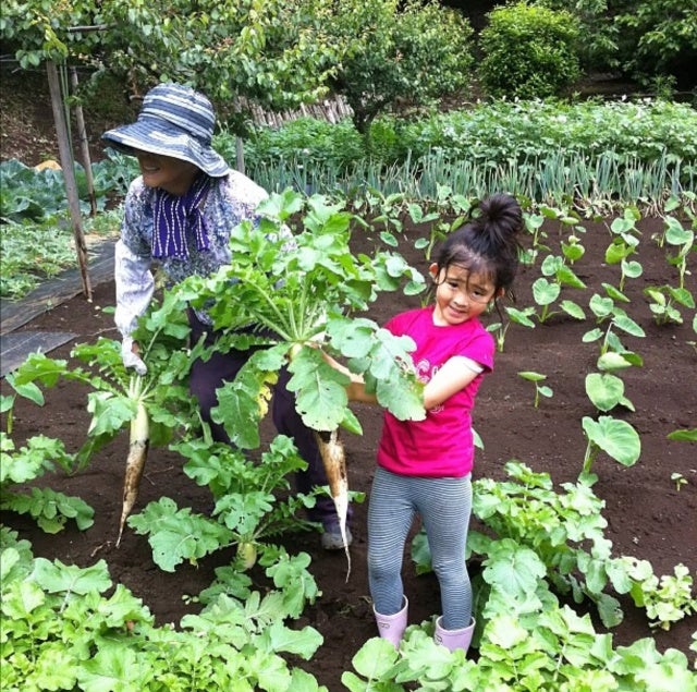 つるの剛士、「土に触れた幼少期」が今のすべてを作った。農園で刻んだ原風景に胸が熱くなる