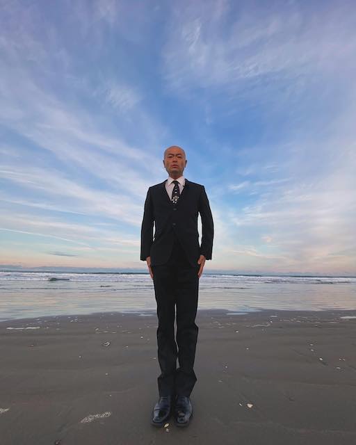 あばれる君 衝撃の8頭身ショットが話題に❗️「足長すぎん？笑」