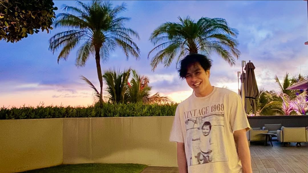 頭からヤシの木!? 人気俳優の“爆笑リゾートショット”が話題