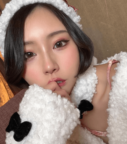 コスプレイヤー＆ラウンドガールの二刀流美女、リボンDEホワイトサンタショットを披露！ドアップにファンの心拍数上昇