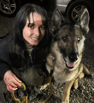 嵐莉菜、血まみれ状態で「少年と犬」のオフショットを公開！