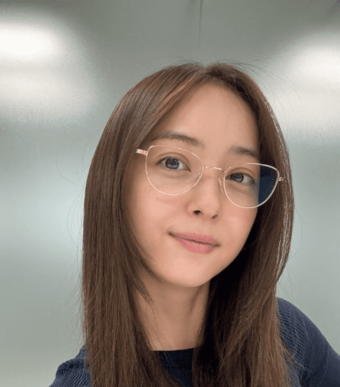 人気女優がオフ感満載のメガネ姿を披露「ちょいザマス系」