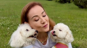 夏樹陽子、朝霧高原で愛犬と休日満喫「思いっきり走って、飛んで、楽しんで」