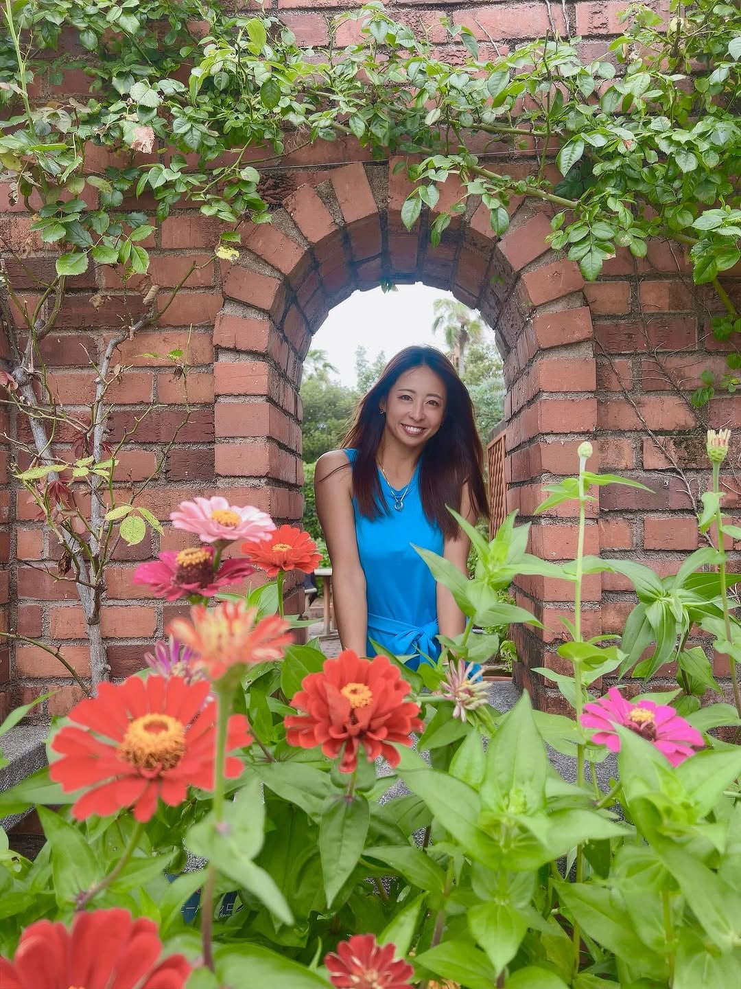 「まさに美の共演」園田彩乃、花に囲まれたオフショットが話題