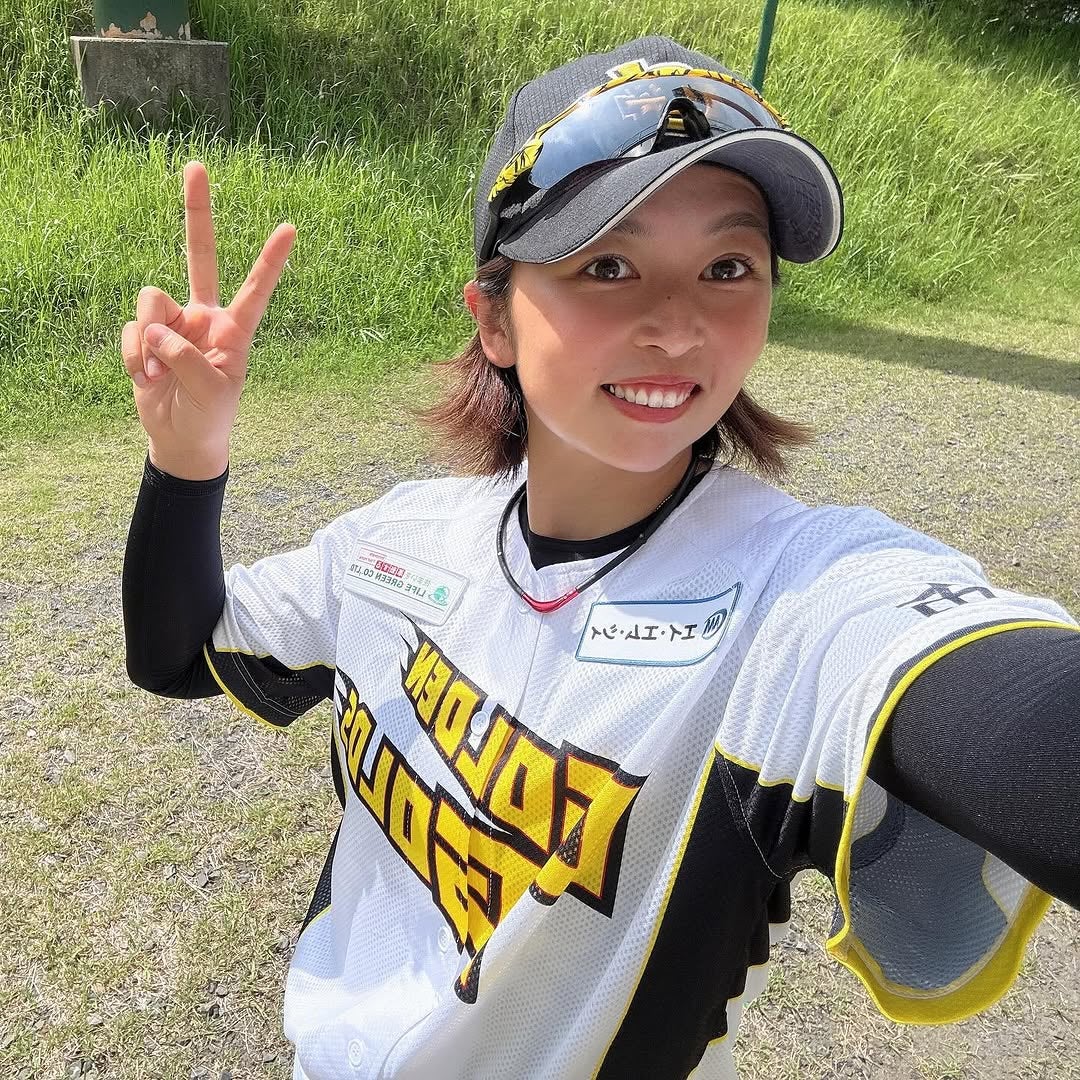 「めっちゃカワイイ」"豪快スイング"動画で話題⁉野球美女インフルエンサー、可愛すぎるユニフォーム自撮りショットにファン歓喜！