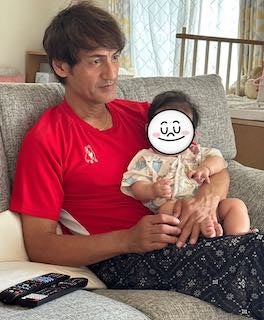 本並健治、愛娘 #ぷくぷくちゃん とのリラックス2ショットが素敵すぎる💓✨