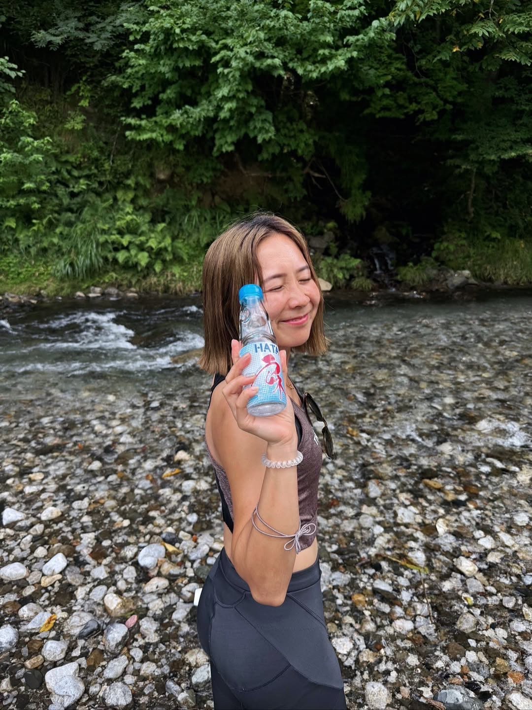 「川で飲むラムネは最高」美人フィールドホッケー選手、夏を満喫するショットが話題に！
