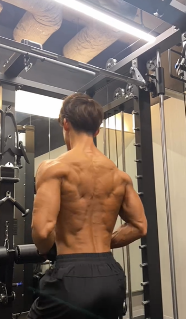 背中の血管に大注目！TBSイケメンマッチョアナ、トレーニングムービーで見せたデカすぎる背中にファン驚愕!?